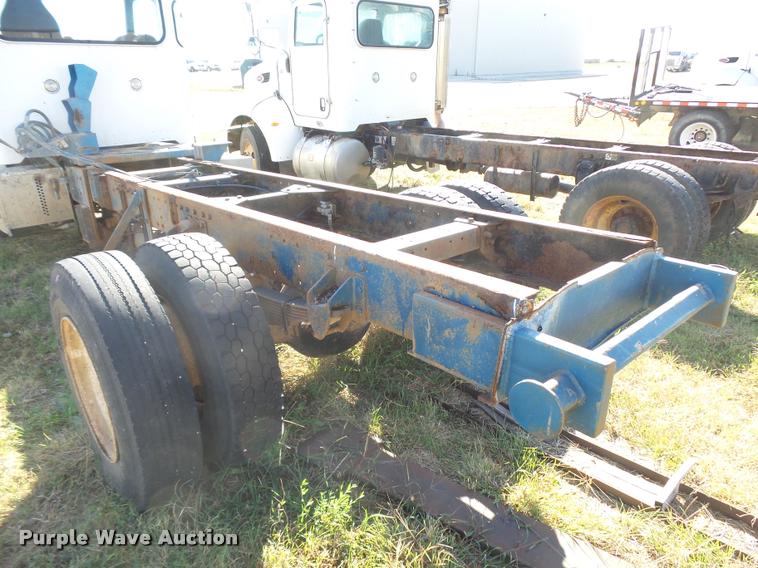 image for item L3307 2007 Peterbilt 335 truck cab and chassis