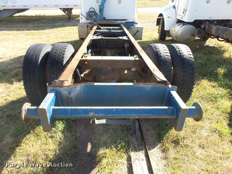 image for item L3307 2007 Peterbilt 335 truck cab and chassis