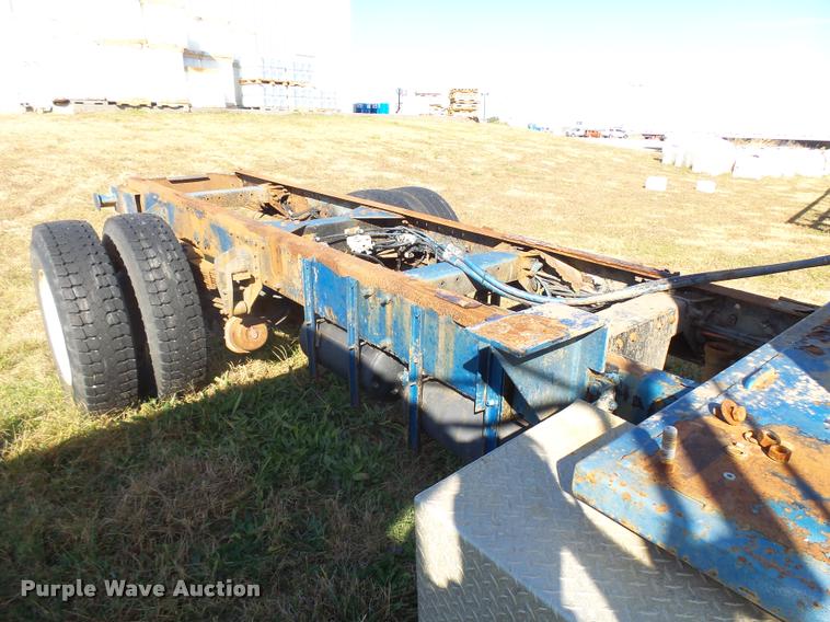 image for item L3307 2007 Peterbilt 335 truck cab and chassis