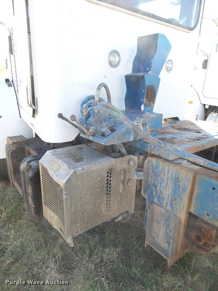 image for item L3307 2007 Peterbilt 335 truck cab and chassis