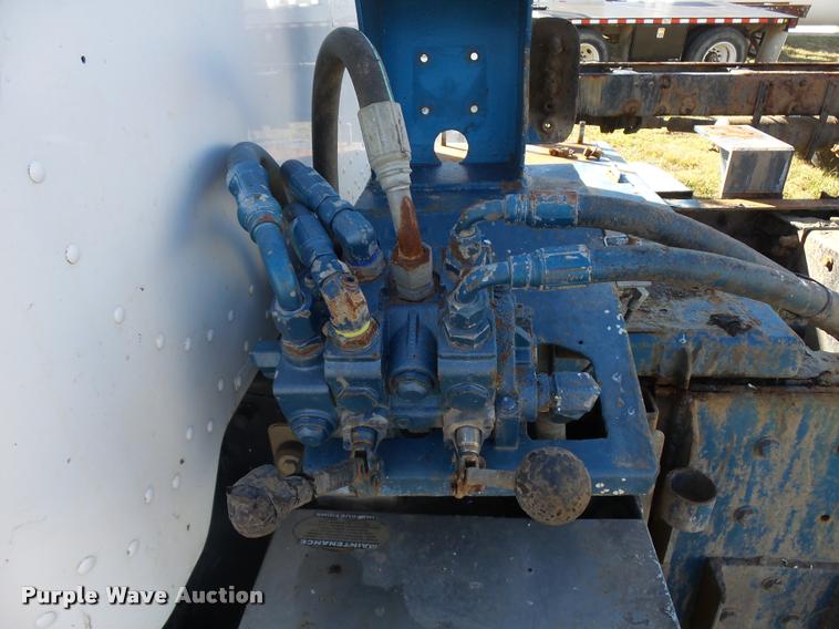 image for item L3307 2007 Peterbilt 335 truck cab and chassis