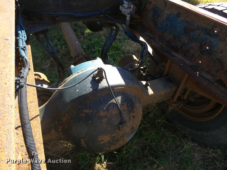 image for item L3307 2007 Peterbilt 335 truck cab and chassis