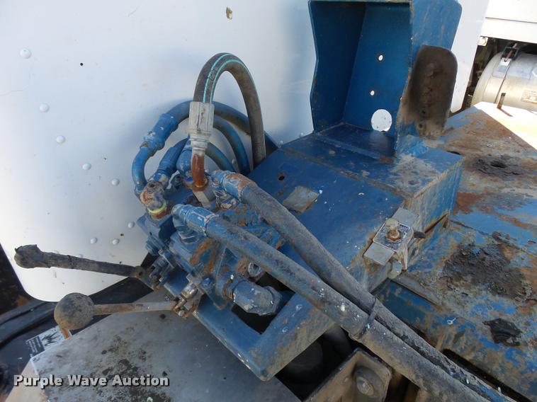 image for item L3307 2007 Peterbilt 335 truck cab and chassis