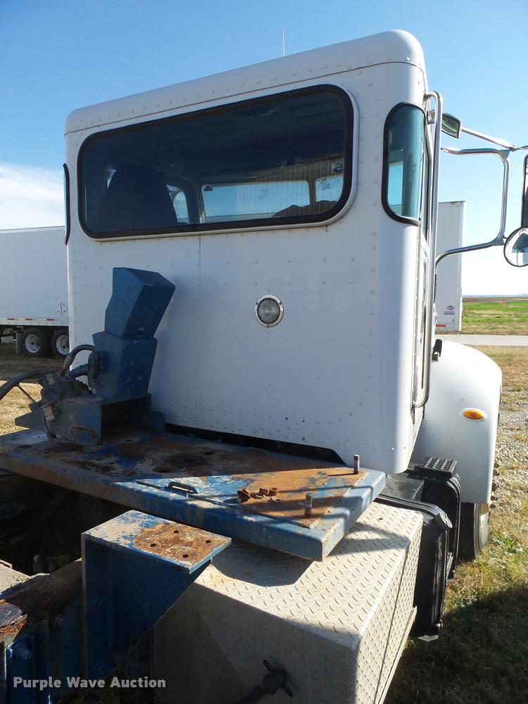 image for item L3307 2007 Peterbilt 335 truck cab and chassis
