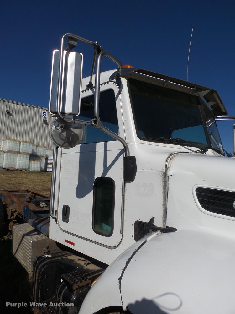 image for item L3307 2007 Peterbilt 335 truck cab and chassis