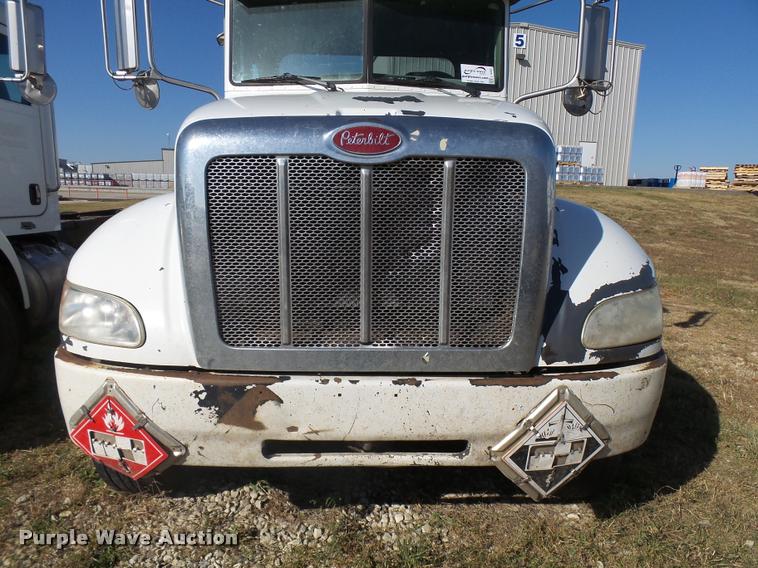 image for item L3307 2007 Peterbilt 335 truck cab and chassis