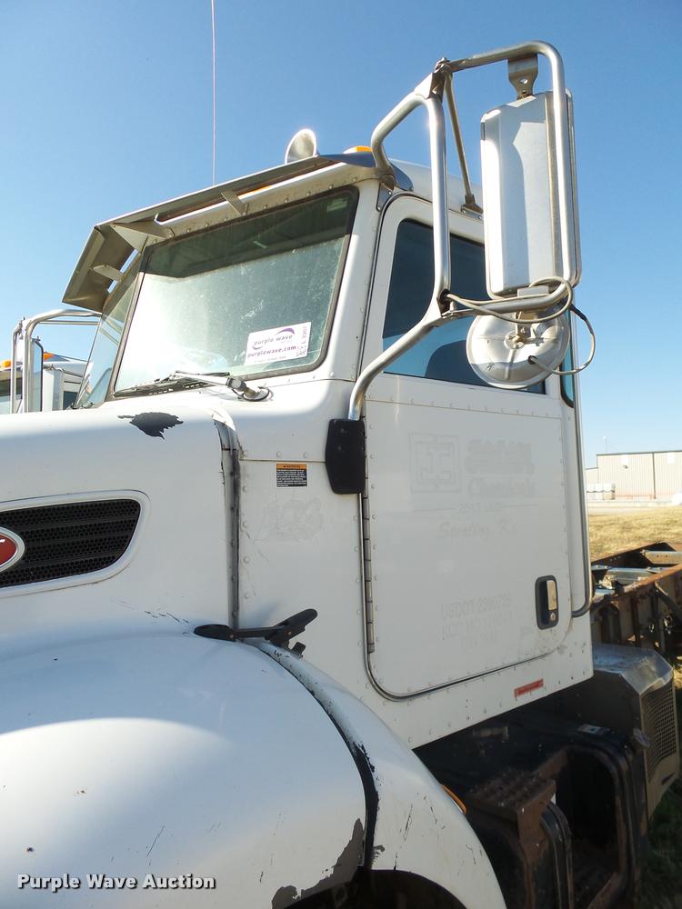 image for item L3307 2007 Peterbilt 335 truck cab and chassis