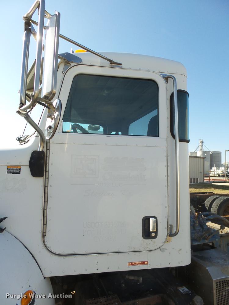 image for item L3307 2007 Peterbilt 335 truck cab and chassis
