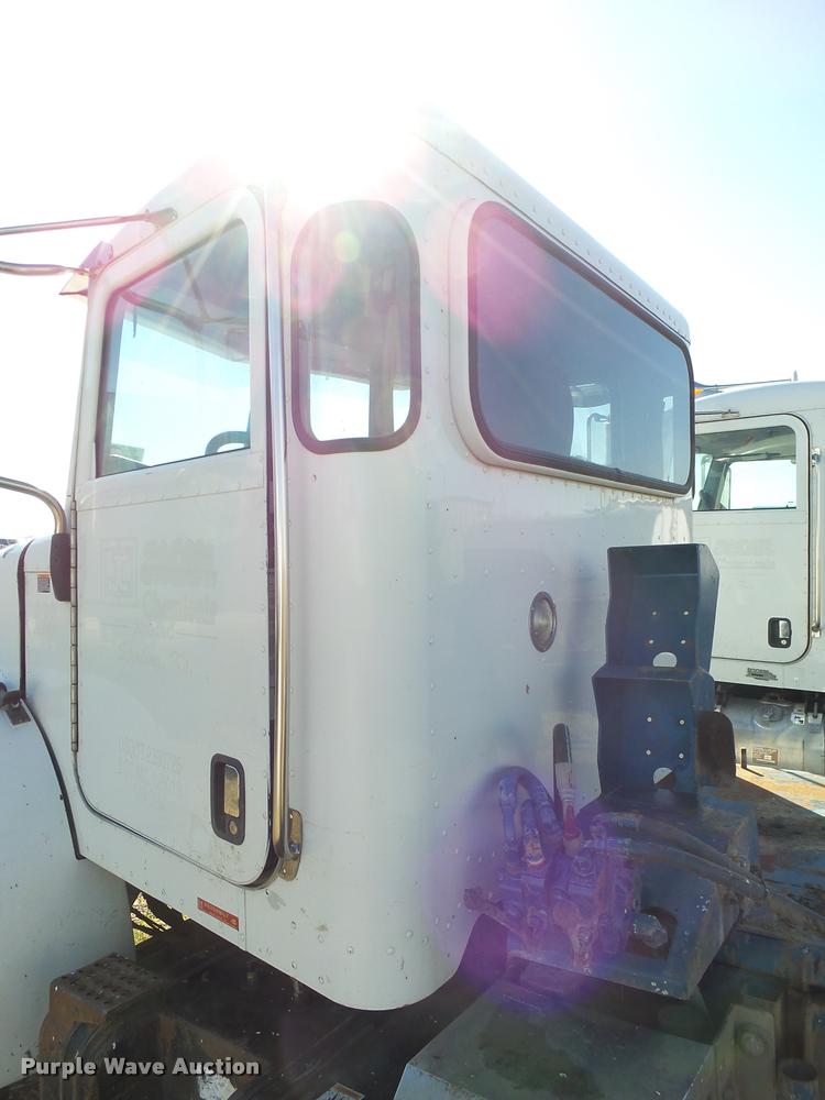 image for item L3307 2007 Peterbilt 335 truck cab and chassis