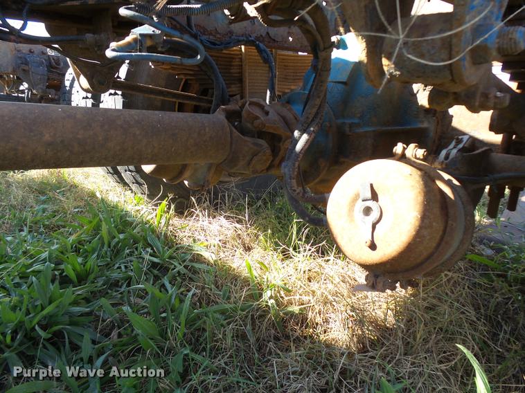 image for item L3307 2007 Peterbilt 335 truck cab and chassis