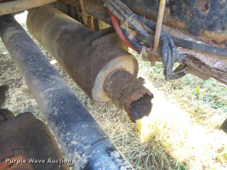 image for item L3307 2007 Peterbilt 335 truck cab and chassis