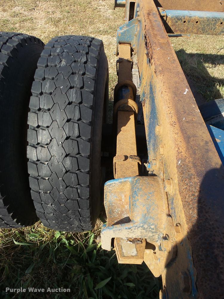 image for item L3307 2007 Peterbilt 335 truck cab and chassis