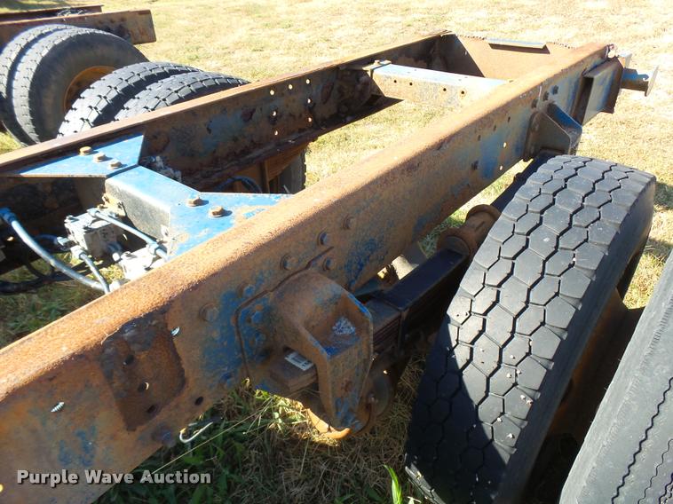 image for item L3307 2007 Peterbilt 335 truck cab and chassis