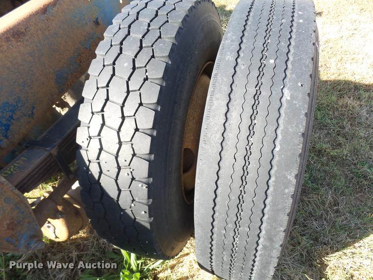 image for item L3307 2007 Peterbilt 335 truck cab and chassis