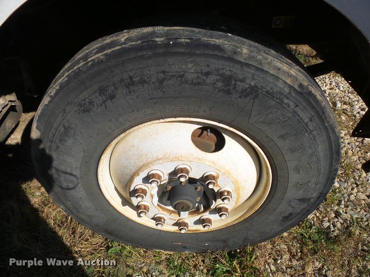 image for item L3307 2007 Peterbilt 335 truck cab and chassis