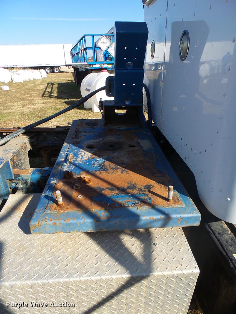 image for item L3307 2007 Peterbilt 335 truck cab and chassis