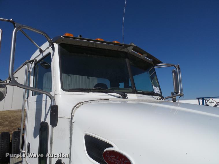 image for item L3307 2007 Peterbilt 335 truck cab and chassis