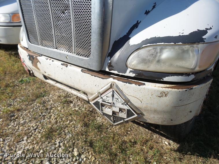 image for item L3307 2007 Peterbilt 335 truck cab and chassis