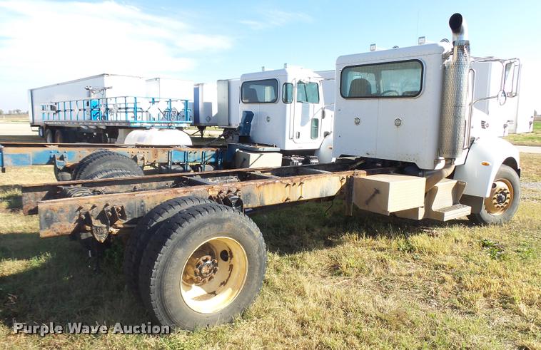 image for item L3308 2009 Peterbilt 335 truck cab and chassis