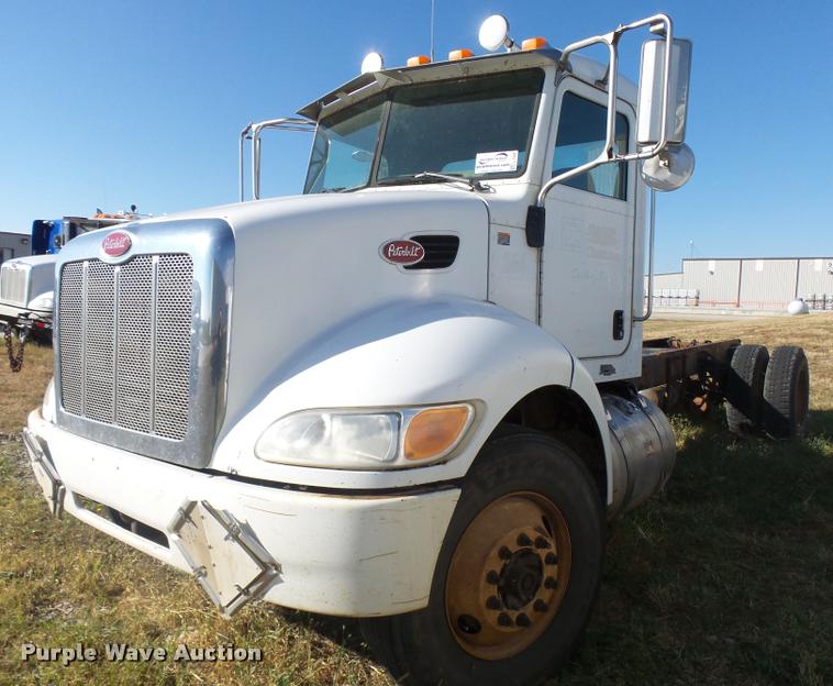 image for item L3308 2009 Peterbilt 335 truck cab and chassis