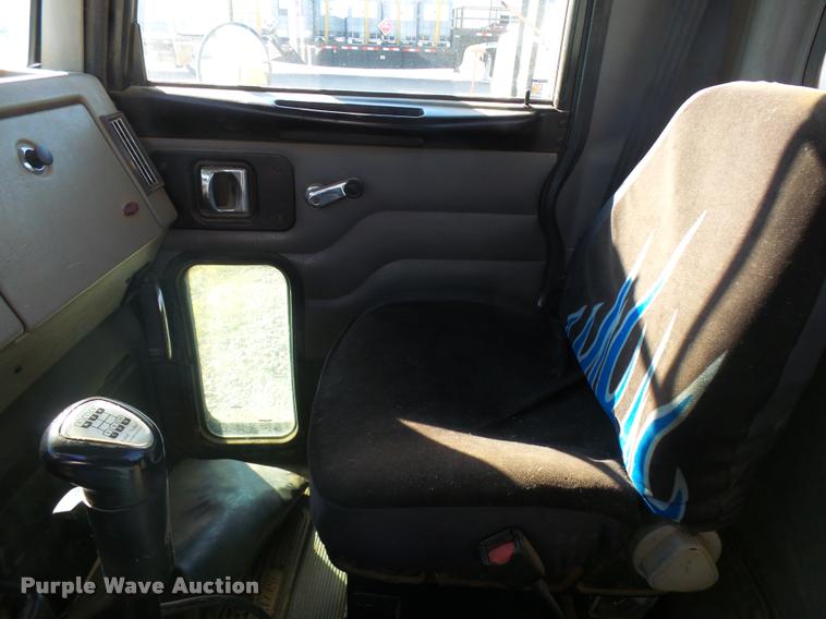 image for item L3308 2009 Peterbilt 335 truck cab and chassis