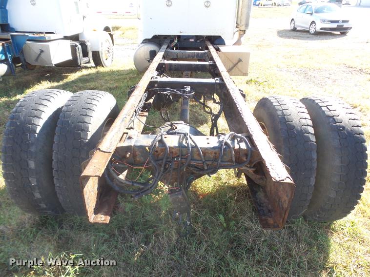 image for item L3308 2009 Peterbilt 335 truck cab and chassis