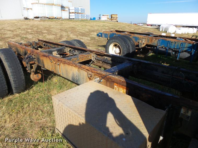 image for item L3308 2009 Peterbilt 335 truck cab and chassis