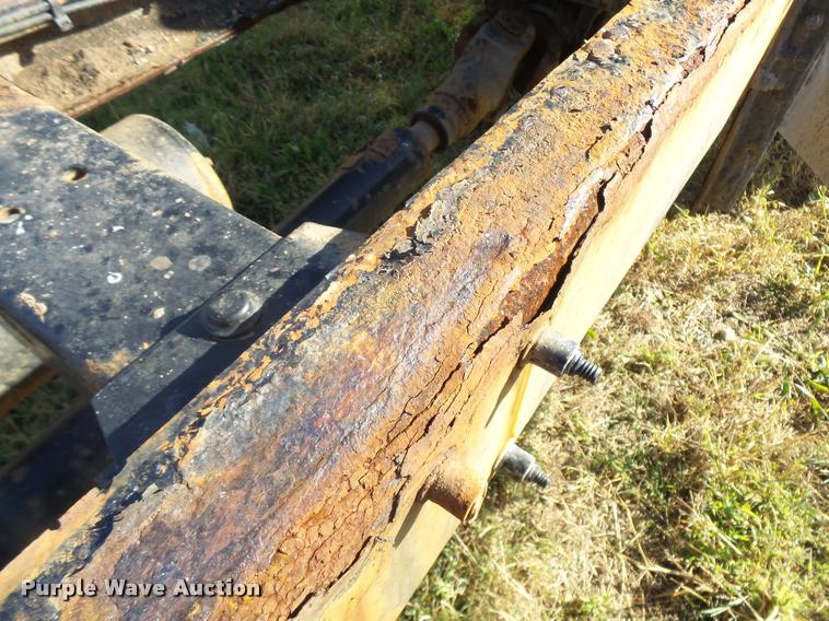 image for item L3308 2009 Peterbilt 335 truck cab and chassis