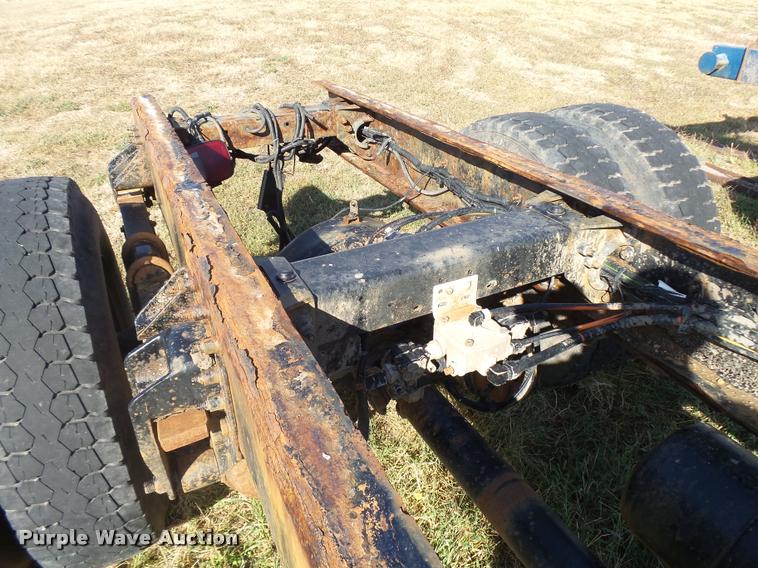 image for item L3308 2009 Peterbilt 335 truck cab and chassis