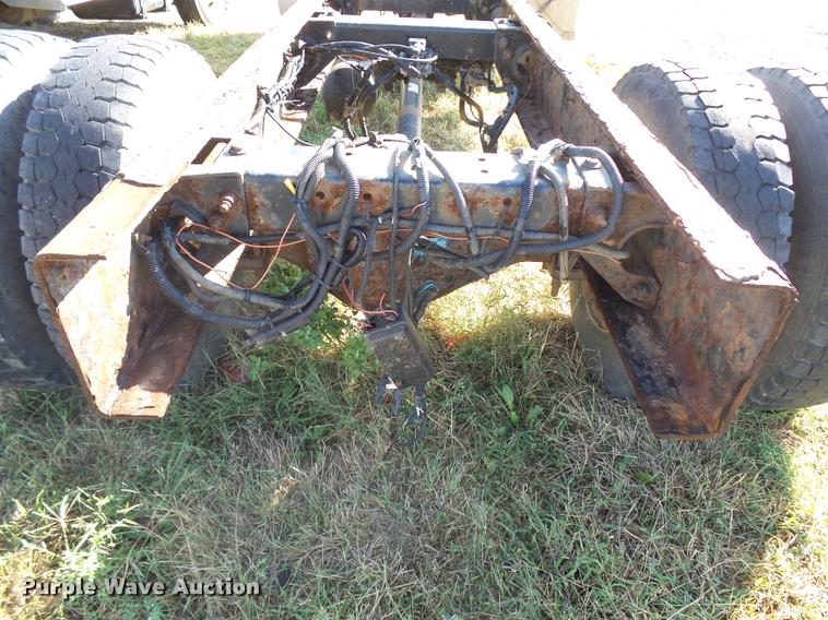 image for item L3308 2009 Peterbilt 335 truck cab and chassis