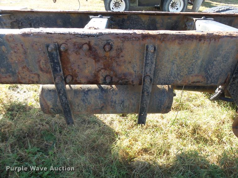 image for item L3308 2009 Peterbilt 335 truck cab and chassis