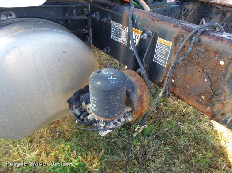 image for item L3308 2009 Peterbilt 335 truck cab and chassis