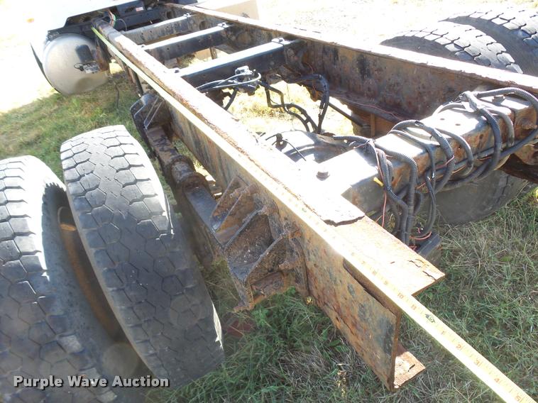 image for item L3308 2009 Peterbilt 335 truck cab and chassis