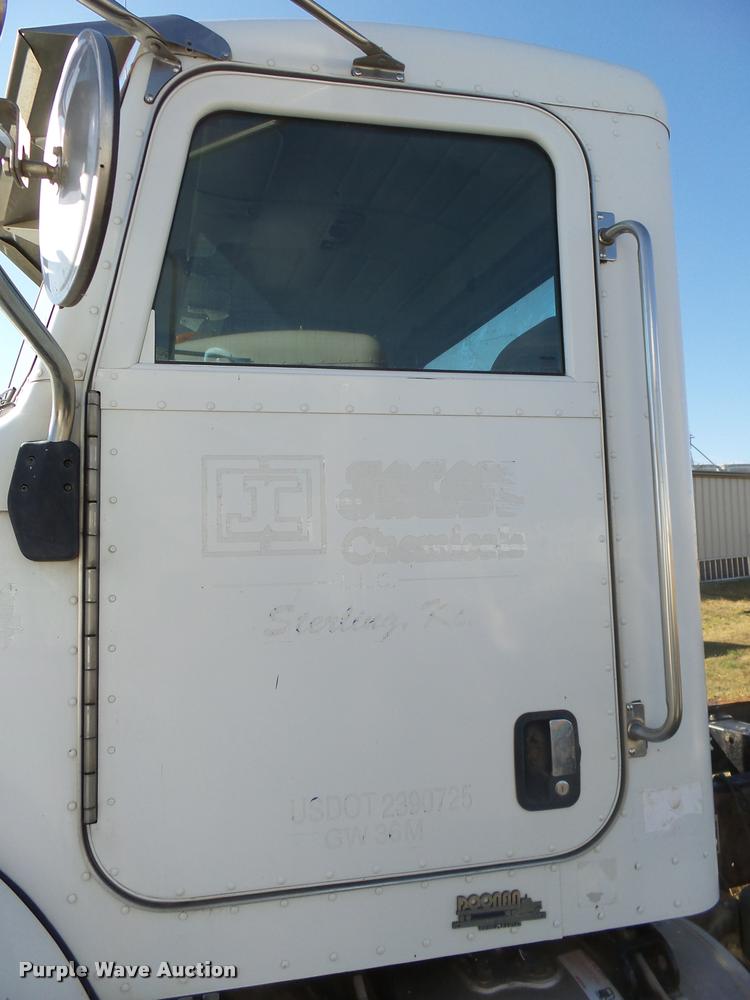 image for item L3308 2009 Peterbilt 335 truck cab and chassis