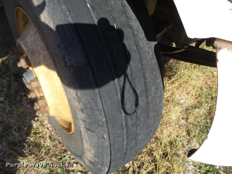 image for item L3308 2009 Peterbilt 335 truck cab and chassis