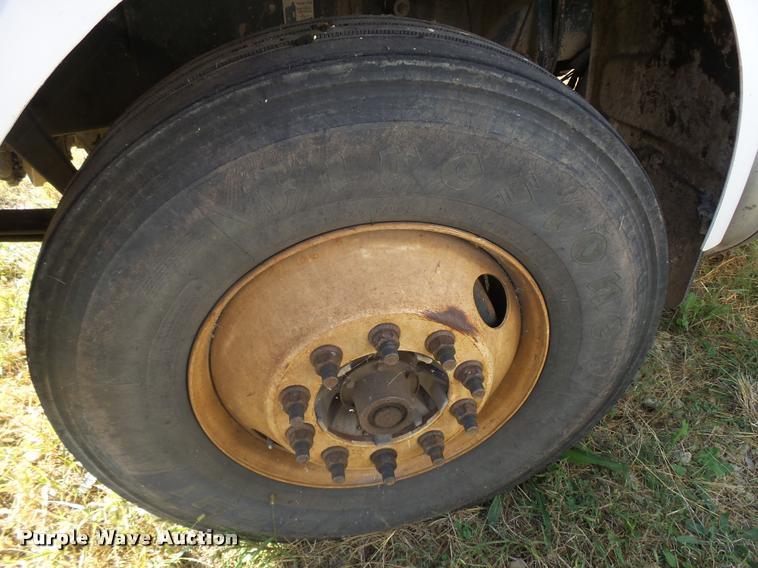 image for item L3308 2009 Peterbilt 335 truck cab and chassis