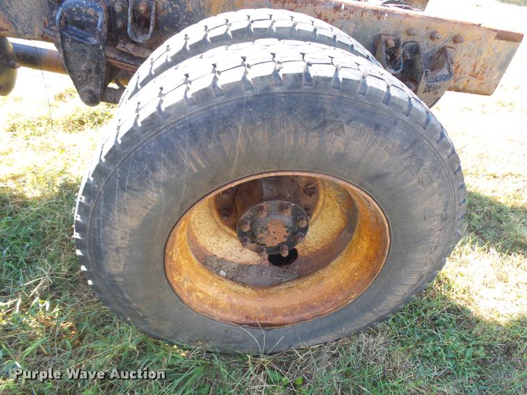 image for item L3308 2009 Peterbilt 335 truck cab and chassis