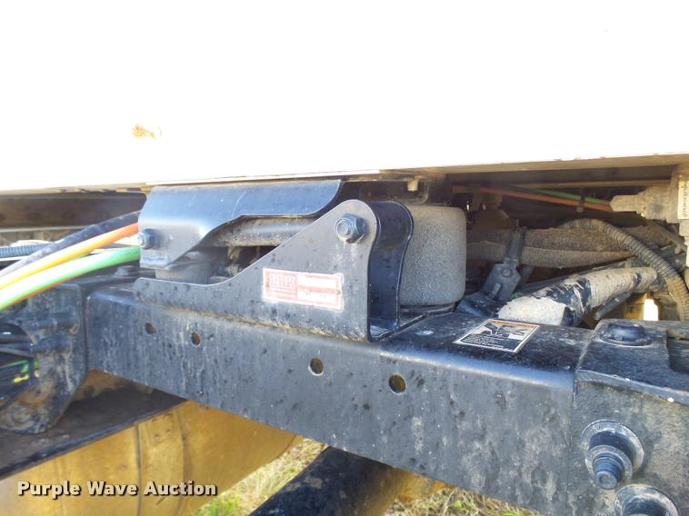 image for item L3308 2009 Peterbilt 335 truck cab and chassis