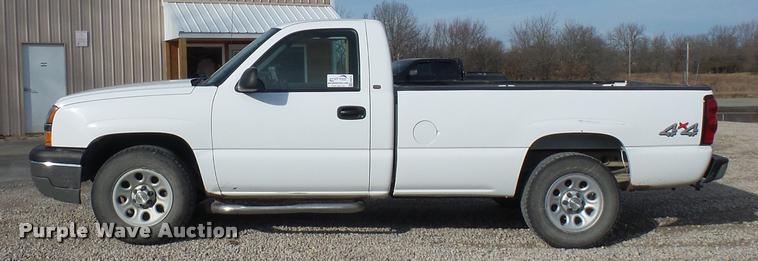 image for item L4665 2005 Chevrolet Silverado 1500 pickup truck