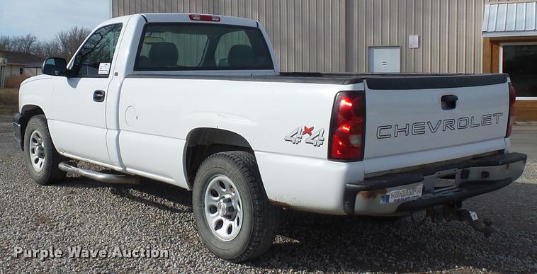 image for item L4665 2005 Chevrolet Silverado 1500 pickup truck