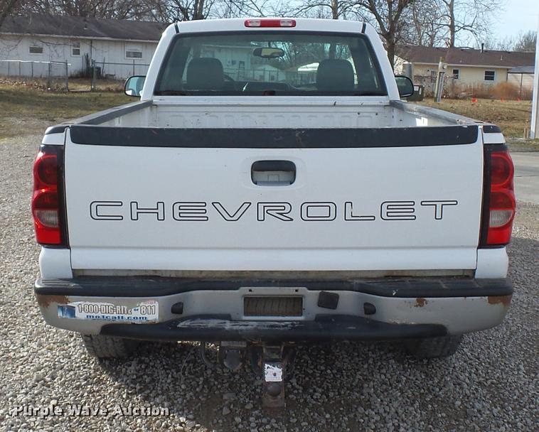 image for item L4665 2005 Chevrolet Silverado 1500 pickup truck