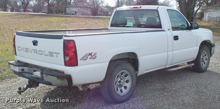 image for item L4665 2005 Chevrolet Silverado 1500 pickup truck