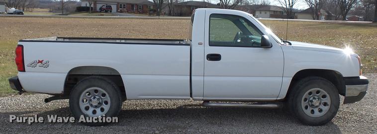 image for item L4665 2005 Chevrolet Silverado 1500 pickup truck