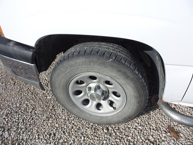 image for item L4665 2005 Chevrolet Silverado 1500 pickup truck