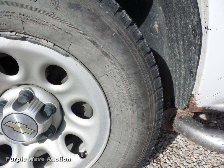 image for item L4665 2005 Chevrolet Silverado 1500 pickup truck