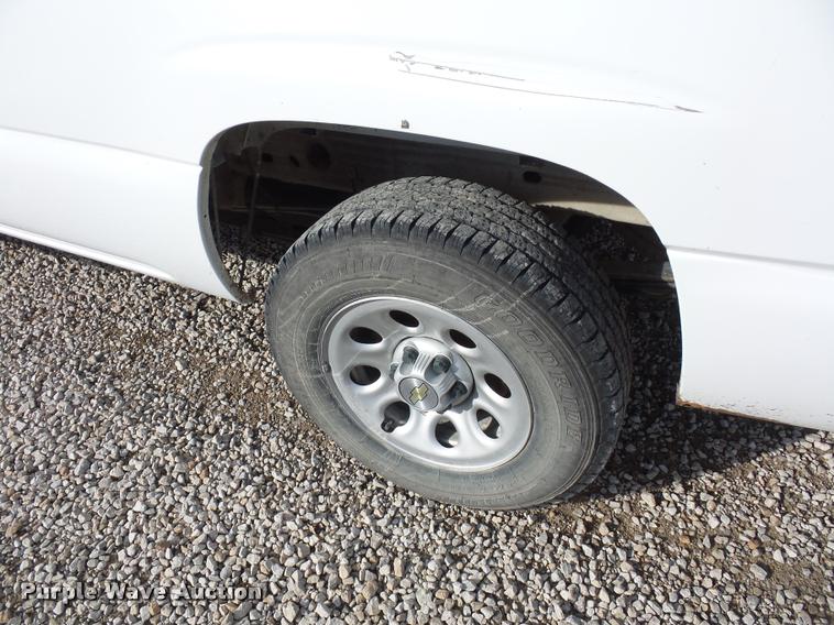 image for item L4665 2005 Chevrolet Silverado 1500 pickup truck