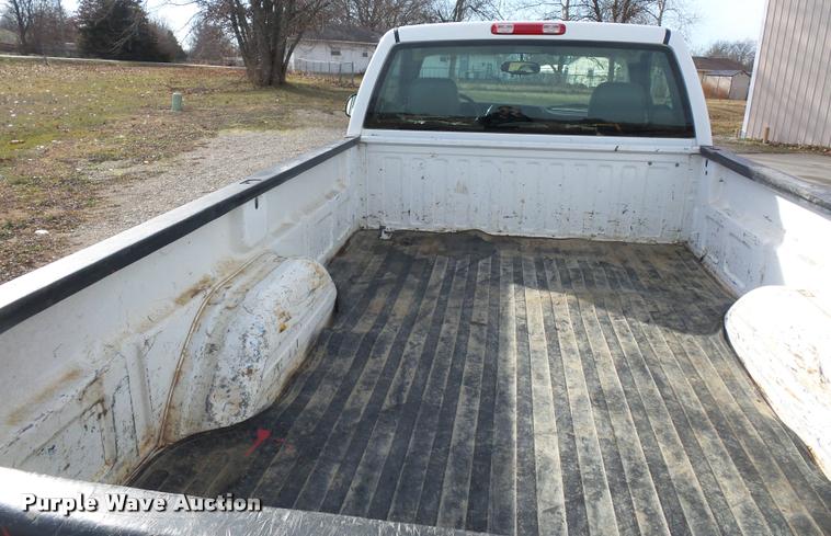 image for item L4665 2005 Chevrolet Silverado 1500 pickup truck