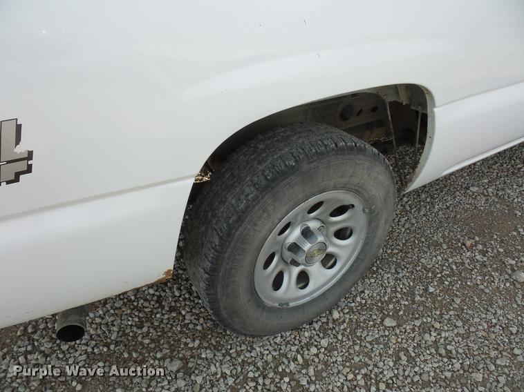 image for item L4665 2005 Chevrolet Silverado 1500 pickup truck