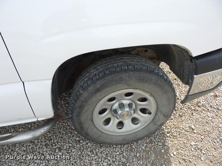 image for item L4665 2005 Chevrolet Silverado 1500 pickup truck