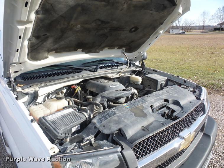 image for item L4665 2005 Chevrolet Silverado 1500 pickup truck